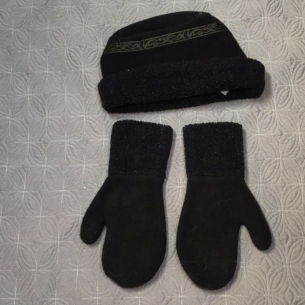 💐2/$20 EMS fleece hat and mittens.